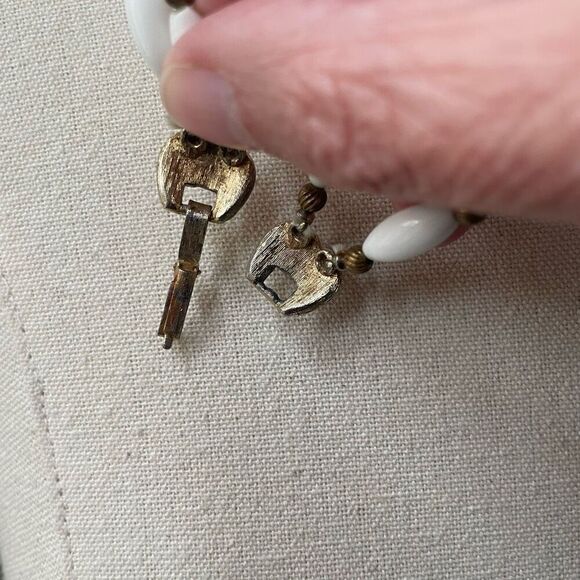 Vintage 50s 60s White Bead Gold Tone Double Strand Becklace - Picture 4 of 6